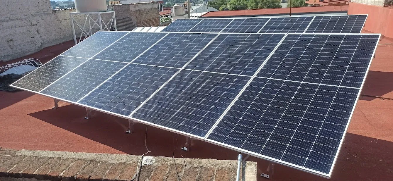 Arreglo de paneles solares sobre estructura de aluminio en una azotea, instalado por Mexsol