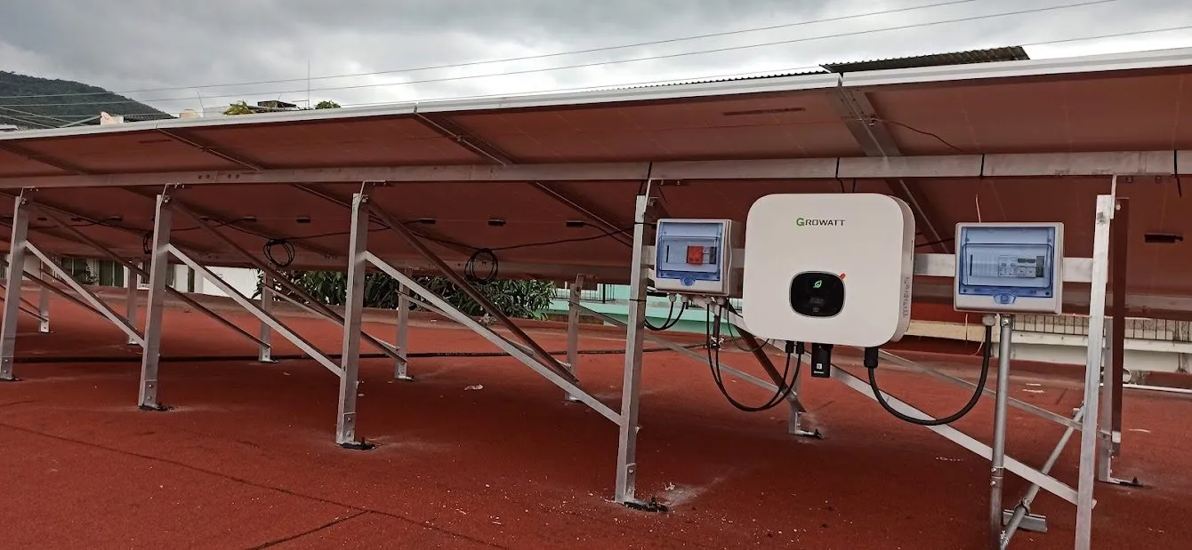 Inversor Growatt y cajas de protección eléctrica de Mexsol montados bajo los paneles